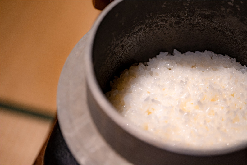 もみ殻かまどで炊き上げたご飯